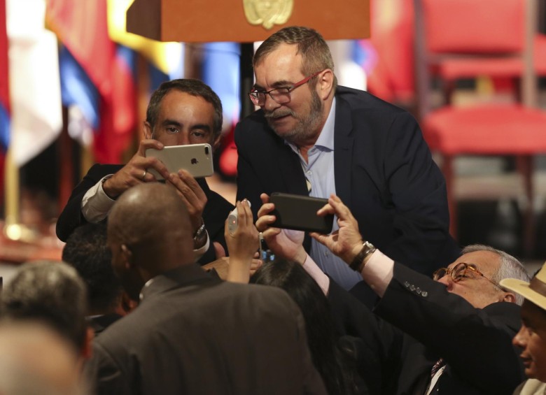Armando Benedetti, congresista del Partido de la U, se tomó una selfie con Timochenko, máximo jefe de las Farc. FOTO AFP
