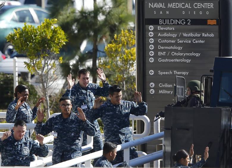 Personal de la armada que estaba en el edificio salió con las manos en alto mientras las autoridades ingresaban al lugar. FOTO Reuters