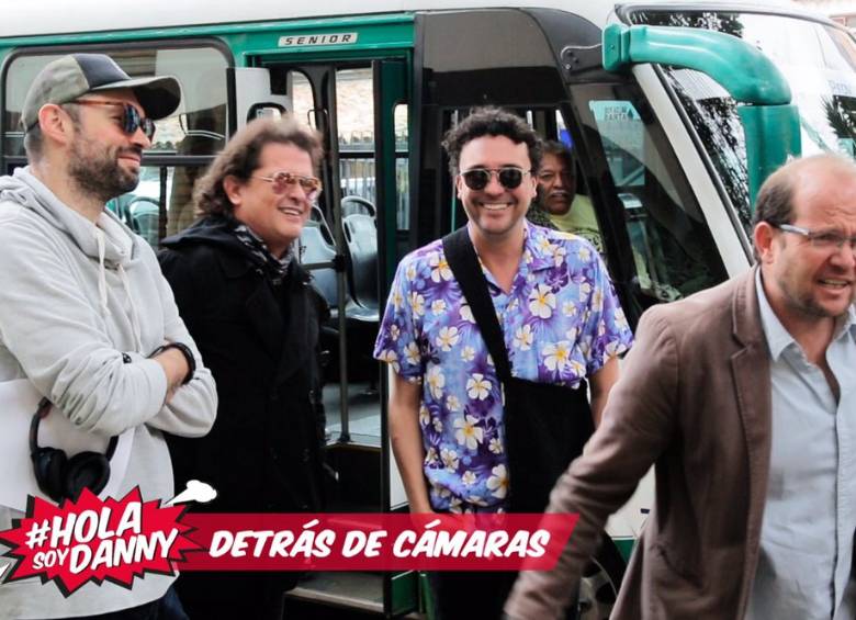 Los artistas se disfrazaron para no ser reconocidos por la artista cuando se montara al bus. FOTO: @DanielSamperO