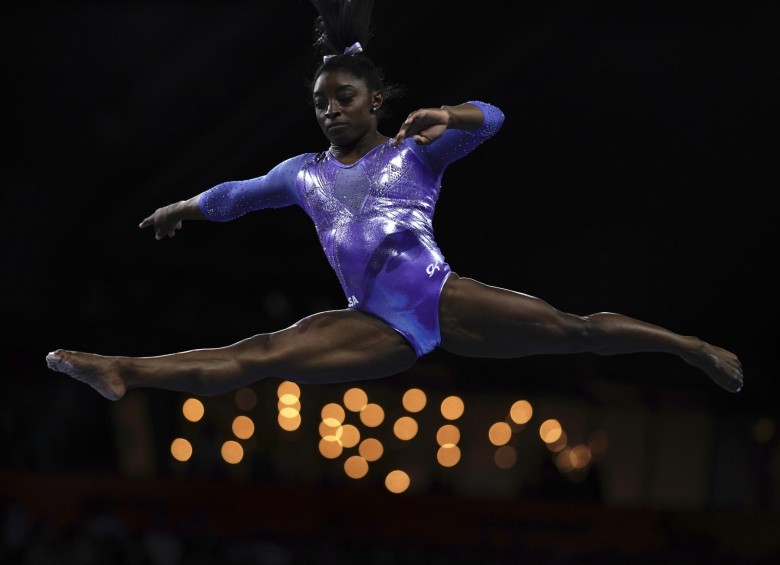 La estadounidense Simone Biles representa una combinación perfecta de potencia, flexibilidad, velocidad, y fuerza mental y física. FOTO AFP