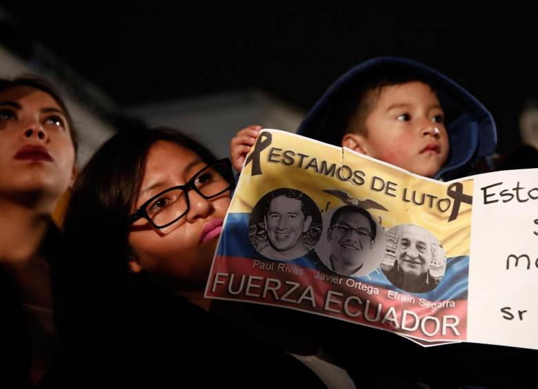 Periodistas y pobladores ecuatorianos manifestaron su pesar en la Plaza de la Independencia. FOTO: EFE