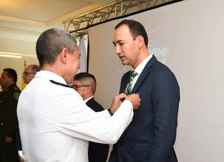Juan Carlos de la Cuesta recibió la medalla al Mérito Santos-Dumont. FOTO CORTESÍA