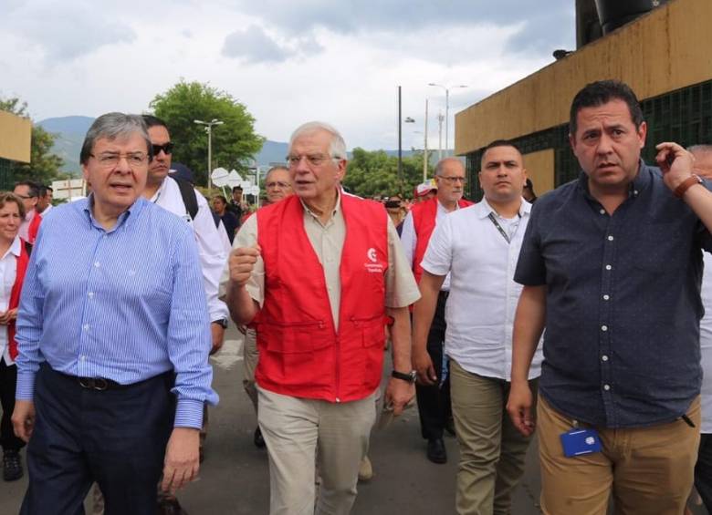 Canciller español Josep Borrell en compañía del ministro de Relaciones Exteriores, Carlos Holmes Trujillo, en su recorrido por la frontera de Cúcuta con Venezuela. FOTO: Colprensa.