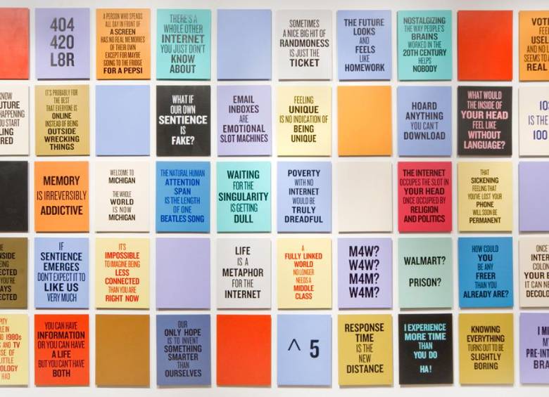 Su más reciente exposición es una recopilación curiosa e irreverente que refleja las dinámicas sociales de la actualidad, siempre mediadas por la tecnología y las redes.