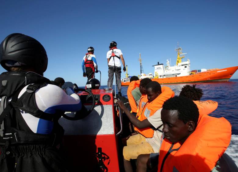 España acepta acoger barco con 629 migrantes 