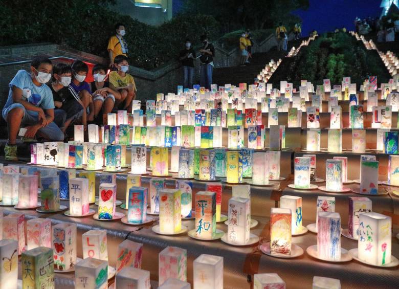 Este año las conmemoraciones para recordar a los muertos por las bombas atómicas fueron más sobrias por la covid. En la imagen, luces que siguen sembrando esperanza tras la desolación. FOTO efe
