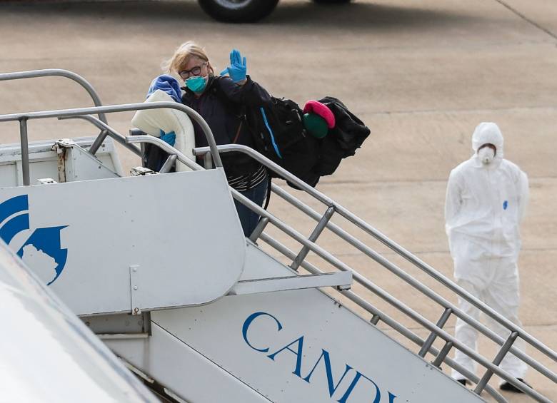 El Gobierno está priorizando el apoyo para retornar al país a las personas que estaban en viajes temporales. Conseguir un vuelo requiere de gestiones entre diferentes países. FOTO EFE
