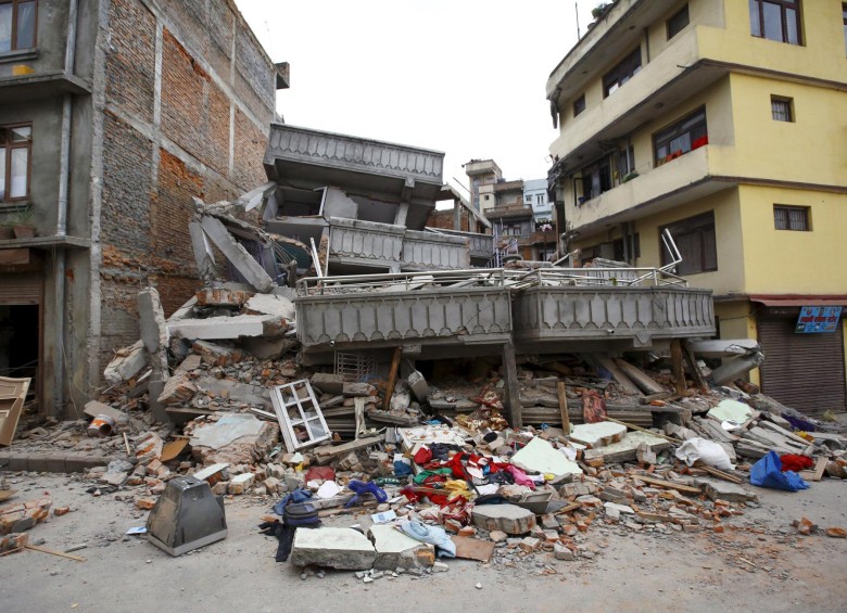 Todavía existe el riesgo de que otras edificaciones colapsen. Foto Reuters