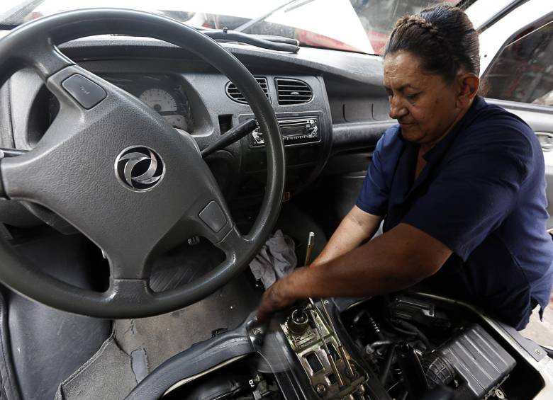 Las instalaciones eléctricas son las venas por las que corre la energía de los autos, dice Marta Zapata. FOTO Henry Agudelo
