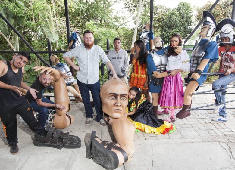 Parte del elenco de La Tartana prepara la presentación de la obra David y Goliat, que se disfrutará mañana en El Carmen de Viboral. Al centro, Gustavo Campos, director. FOTO edwin bustamante