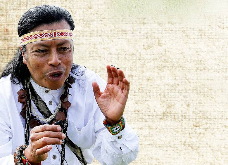 Esteban Cuatindoy, periodista indígena que narra los goles en el Nacional, lo hace en español y en lenguaje inga. FOTO DONALDO ZULUAGA