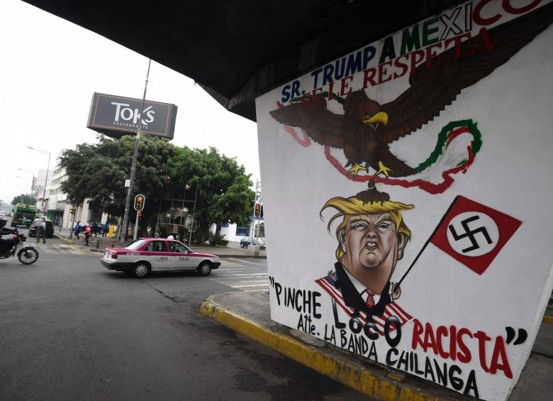 Intervención en un puente de México en la que se califica a Trump de “racista”. Foto: AFP 