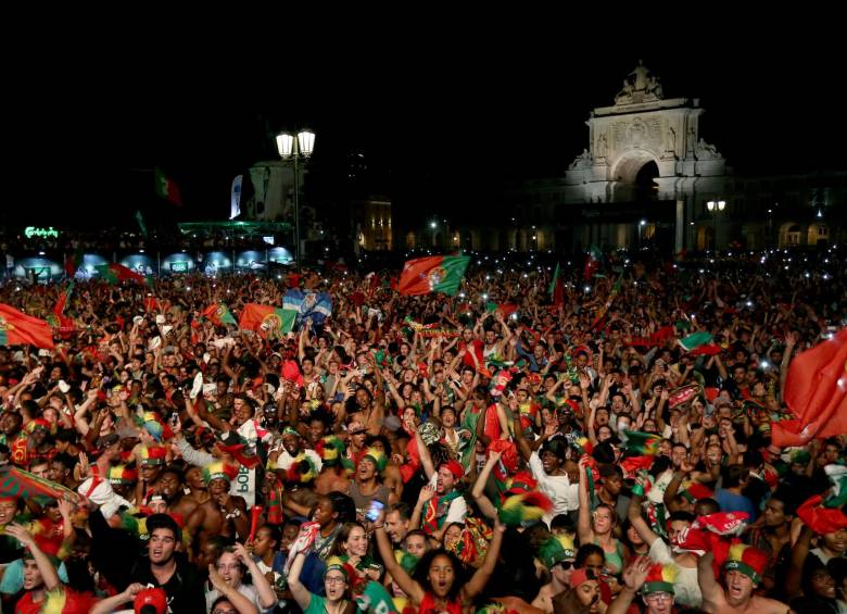 Hinchas de Portugal celebran el triunfo de su selección en una plaza del centro de Lisboa. FOTO AP