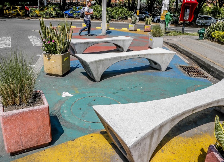 Con materas y pinturas, en Unicentro se crearon nuevas zonas para proteger a quienes van a pie por la ciudad. FOTOS JUAN A. SÁNCHEZ