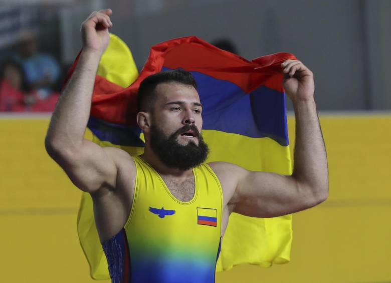 Carlos Andrés Muñoz celebra al ganar la medalla de oro en la competencia lucha grecorromana de hasta 87 kg. Foto Efe