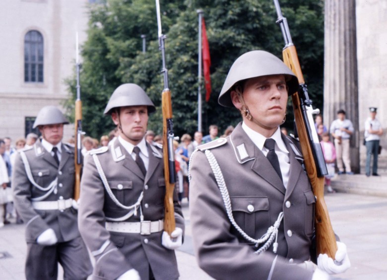 Fotografía de 1988 en la que están soldados de la República Democrática Alemana durante un cambio de guardia en Berlín. FOTO AFP