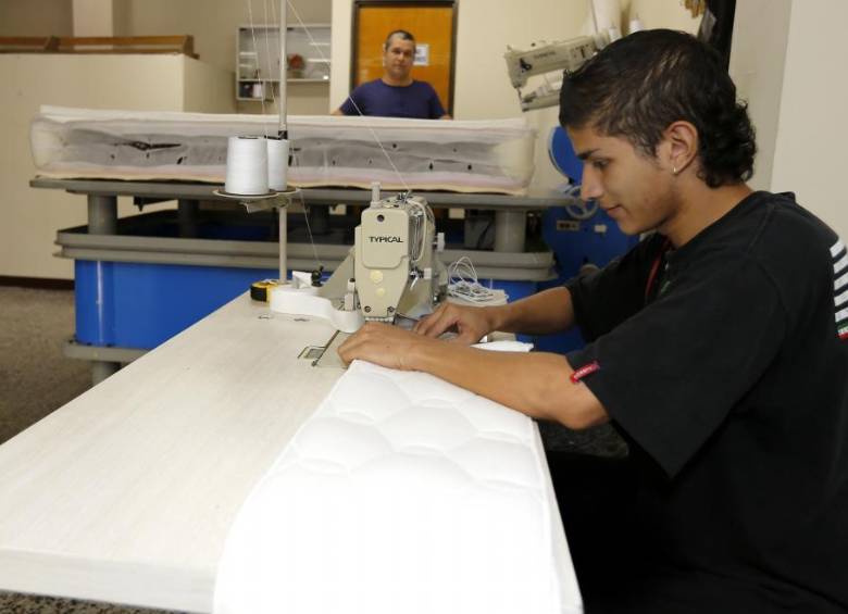 Comancol, que fabrica colchones y somieres, fue favorecida con el programa de formalización en Itagüí. FOTO Juan A. Sánchez,