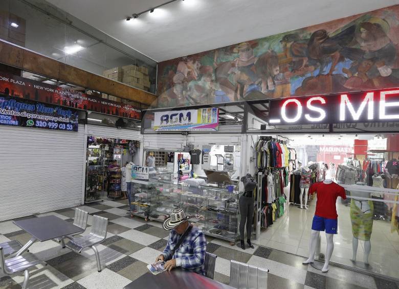 El mural se encuentra en medio de un pasaje comercial del Centro, en el antiguo edificio del Banco Central Hipotecario y la que fue sede de Comfenalco. FOTO manuel saldarriaga