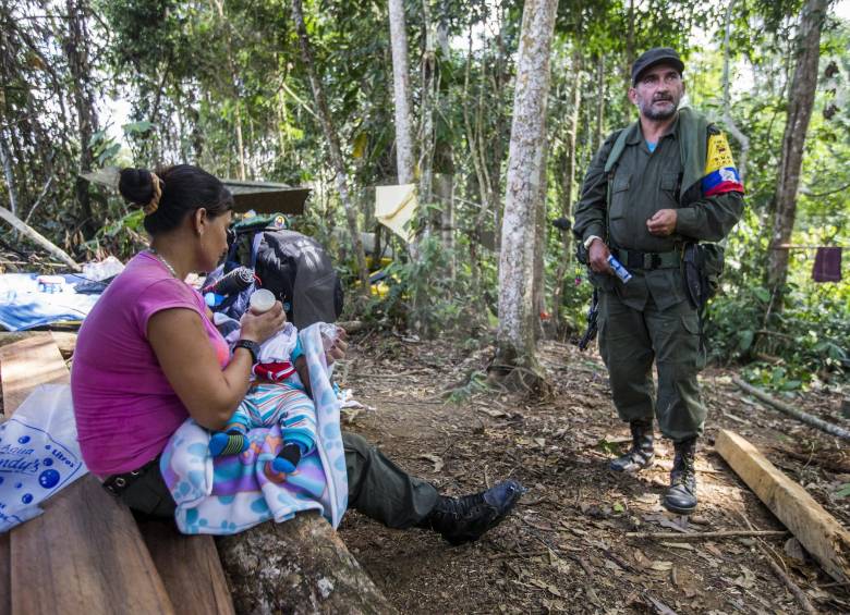 Una guerrillera con su bebé en la Zona Veredal de Carrizal, en Remedios, donde están las Farc hasta que retomen su vida civil y, para eso, son claves los decretos presidenciales. FOTO Jaime Pérez