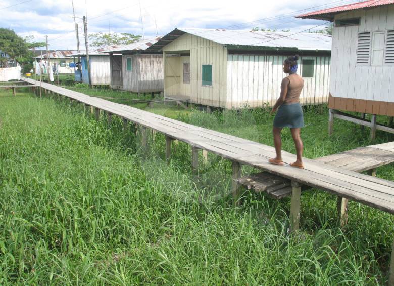 Menos de 4 meses en el año permanece seco Murindó, construido en un lote de inundación del Atrato. Las casas, en forma de palafito, se anegan cada que sube el río. FOTO Róbinson Sáenz.
