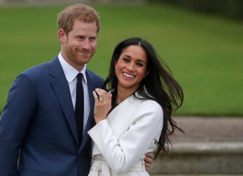 Este fue el momento en el que Meghan y Harry presentaron su compromiso a los medios. FOTO AFP