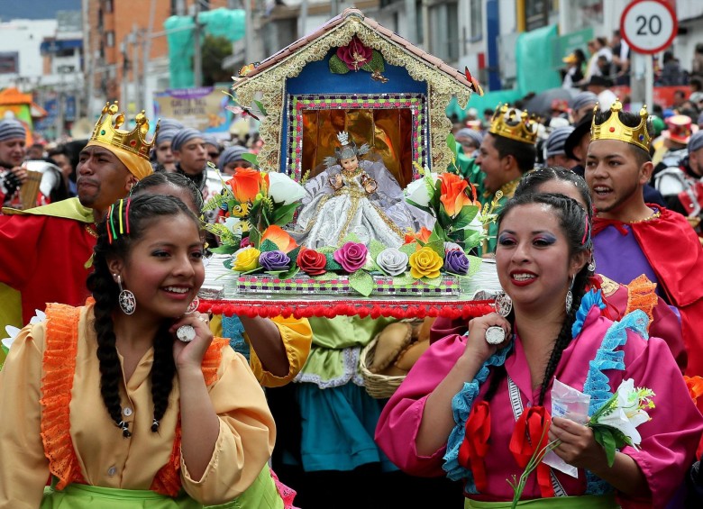 Personas participan en el desfile de la “Familia Castañeda” durante el Carnaval de Negros y Blancos, en Pasto. Foto: EFE