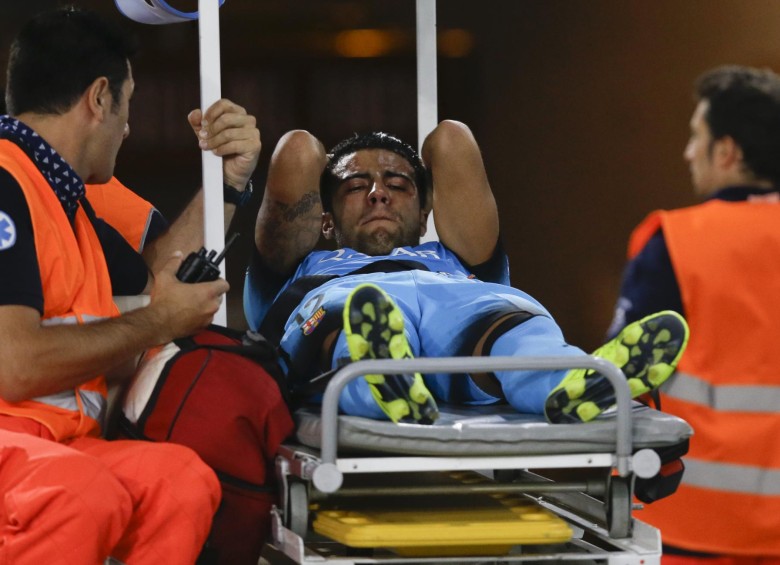 Este es el momento en el que Rafinha Alcántara es sacado del campo, tras sufrir un golpe en su rodilla derecha. FOTO AP