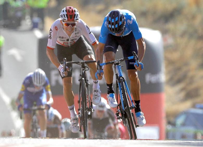 Este es el momento de la llegada en la que Valverde, de Movistar logra la ventaja sobre Kwiatkowski de Sky. FOTO efe 