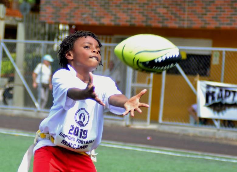 Con campamento, Raptors descubre talento y masifica fútbol americano