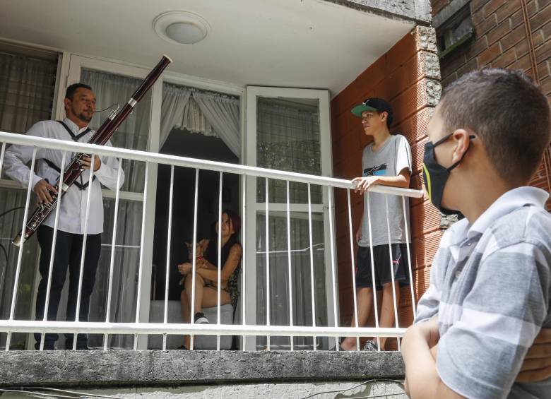 El Fagot fue el instrumento que utilizó Roberto Soto en la unidad residencial Altamira en Robledo, hasta los vecinos quisieron escuchar. FOTO manuel saldarriaga.