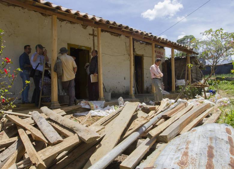 Todos coincidieron en que los trabajos estaban mal hechos. Para el ingeniero civil Rodrigo Ochoa Espinosa, vivir allí era riesgoso. El funcionario del municipio de Guarne, Miguel Uribe Uribe, aseguró que Masora tendría que hacer bien las cosas, con cargo a su bolsillo. FOTO DONALDO ZULUAGA.