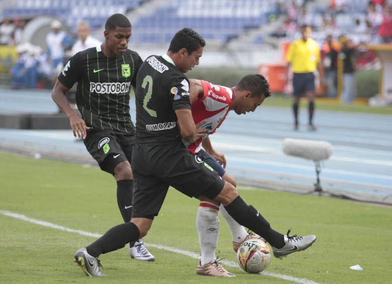 En un partido intenso, Nacional y Junior igualaron 3-3. Un empate que luce justo por la lucha que pusieron ambas escuadras en la cancha del Metropolitano. FOTO Colprensa