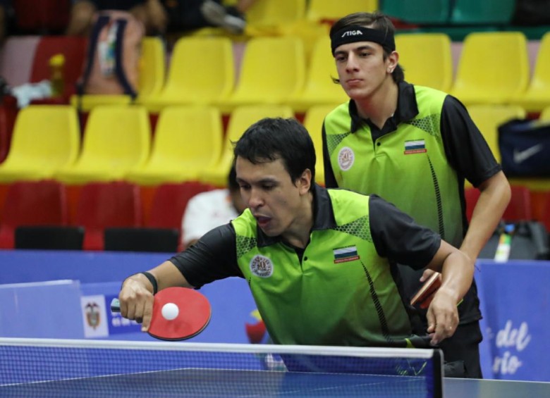 Alexánder Echavarría (adelante) y Andrés Rivera (atrás) son dos de los cuatro integrantes del equipo masculino que obtuvo el oro en tenis de mesa. Esta disciplina entrega siete medallas. FOTO Indeportes