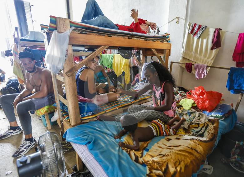 En varios escenarios se refleja la penosa situación de los migrantes cubanos: el albergue, la calle y los camarotes, donde se desenvuelve la vida, sin intimidad, de todos. FOTOS juan antonio sánchez