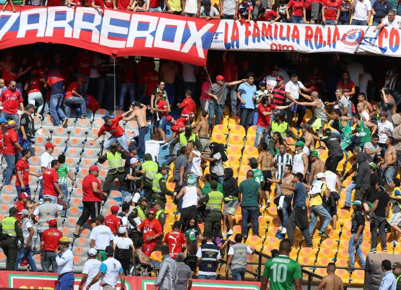 Con este sistema se busca evitar que se vuelvan a repetir escenas violentas como las que se vieron en el último clásico antioqueño entre Medellín y Nacional. Además de los disturbios que se han presentado en estadios de otras ciudades. FOTO El Colombiano