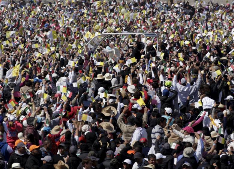 Miles de personas se congregaron para ver a Francisco en Ecatepec, México. FOTO REUTERS