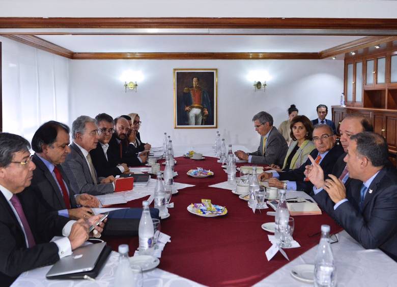 Álvaro Uribe y delegados del No se reúnen con Humberto de la Calle