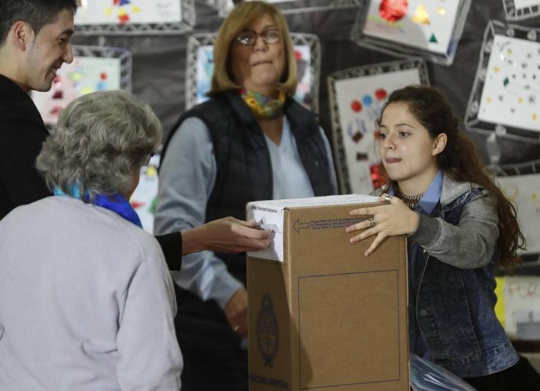 El macrismo espera saber este domingo si su estrategia de mostrarse como la bancada del cambio político, social y económico le dio resultado. FOTO EFE