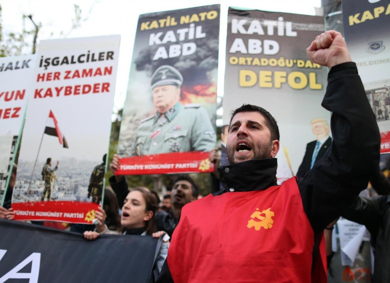 En Estambul, Turquía, y en otras plazas del mundo miles de personas han protestado en contra del ataque a las bases militares sirias. FOTO: EFE