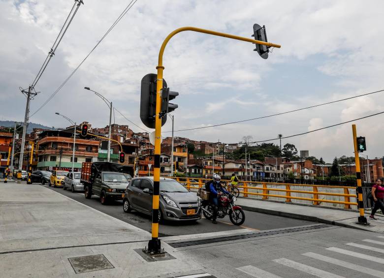 Este fue el cruce semafórico que se inauguró ayer, en la carrera 53A con calle 56, sector Las Acacias. FOTO julio césar herrera