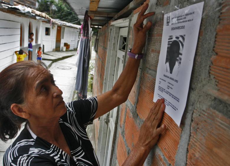 Niño desaparecido en el barrio La Divisa, en la comuna 13, en junio de 2011. FOTO: ESTEBAN VANEGAS / EL COLOMBIANO