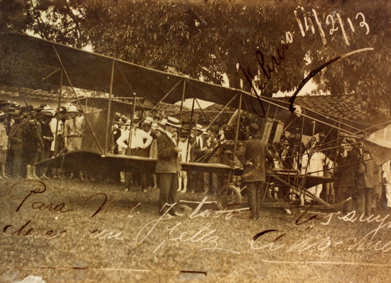 El biplano Baldwin, primer avión en Medellín, llegó en cajas a lomo de mula. Sobrevoló en 1913 la ciudad. 