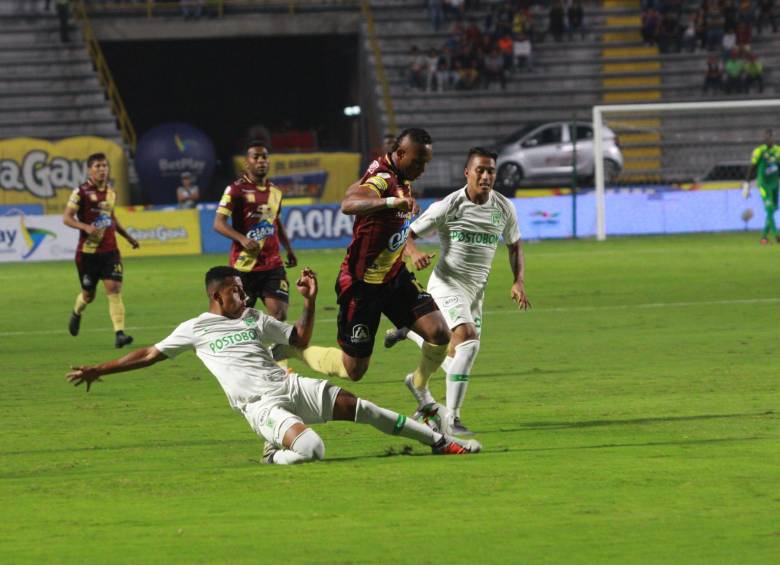 Cristian Blanco, barriéndose en la acción, fue uno de los juveniles que tuvo la oportunidad de jugar en la derrota frente al Tolima. Sin embargo, también salió lesionado. FOTO colprensa