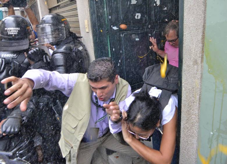 Este miércoles, durante su visita a Yumbo, Valle del Cauca, al candidato de la Farc, Rodrigo Londoño, le lanzaron huevos. FOTO COLPRENSA