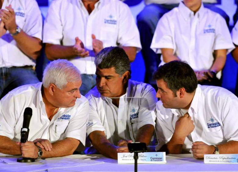 De izquierda a derecha: el expresidente de Panamá, Ricardo Martinelli con los exministros José Raúl Mulino (Gobierno y Justicia) y Demetrio Papadimitriu (Presidencia). FOTO: efe