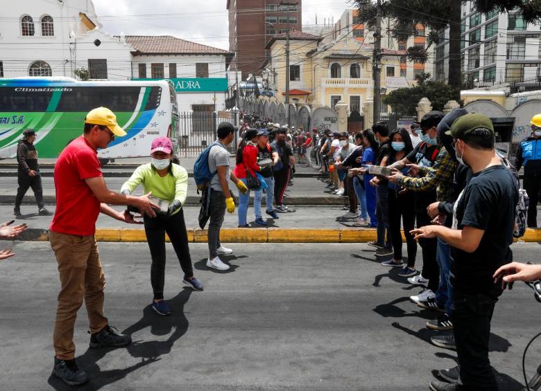 Con cadenas humanas, los ecuatorianos limpiaron las calles de Quito, bastante afectadas por las revueltas. FOTO reuters