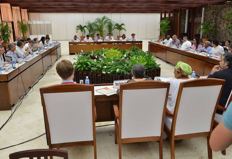 Reunión entre las comunidades indígenas y las delegaciones de paz. FOTO Equipo de paz del Gobierno