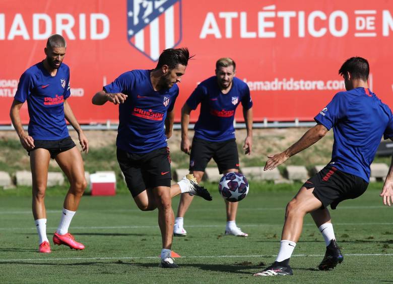 El Atlético de Madrid anunció este domingo dos positivos por covid-19, de los que no ha desvelado los nombres y que se encuentran “asintomáticos” y “aislados en sus respectivos domicilios”. Foto: EFE