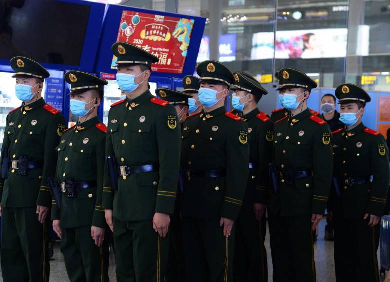 Shangai: en la ciudad más grande de China, los policías continúan ejerciendo sus labores, pero usando máscaras para protegerse de contraer el virus. Foto: EFE