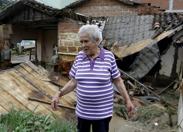 La casa de Odila Álvarez fue una de las que más se afectó con la creciente de la quebrada Donmatías. Junto a la suya, otra casa ya había sido evacuada. En total 12 viviendas deberán ser reubicadas por riesgo. FOTO donaldo zuluaga
